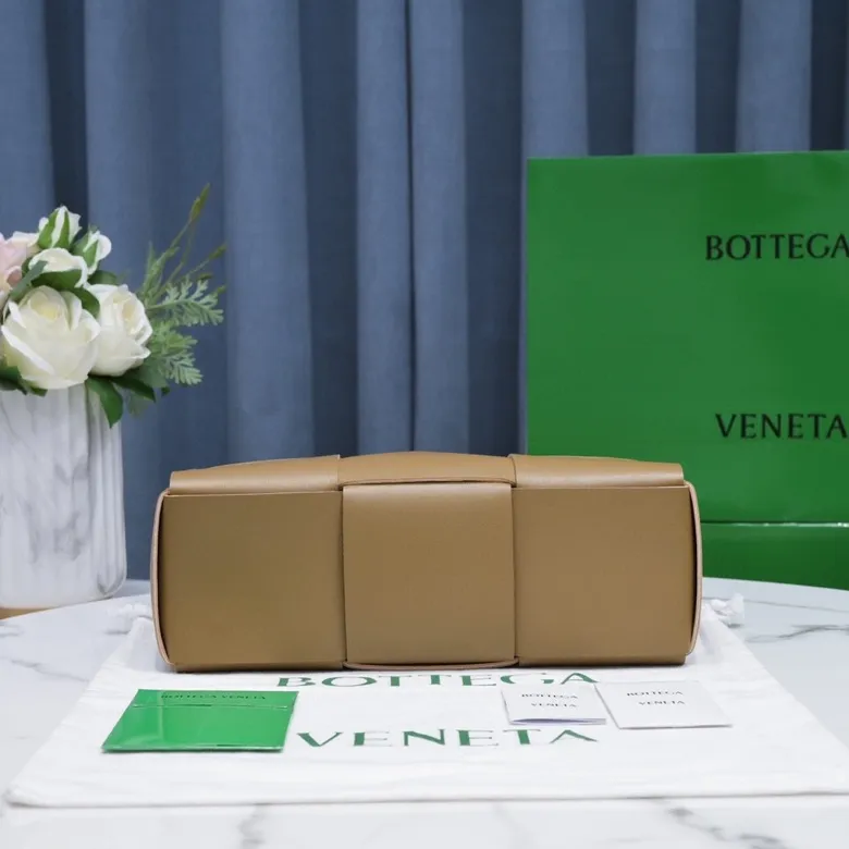 Batch 1760 medium arco, BottegaVeneta# official website latest cowhide leather with inner sheepskin SLIP tote handbag, and the logo has been changed to the side panel😍The oversized woven design really makes it a huge gap from ordinary tote bags🔗🔗Different color combinations inside and outside ⛓Daniel Lee leads the brand's DNA to continue to evolve with fresh inspiration🧬🧬showing a balanced style of luxury and reality👉: 30*20*12 Model: 9893#